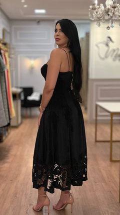 Vestido Midi de Veludo e Barrado de Guipir Francesca Preto - comprar online
