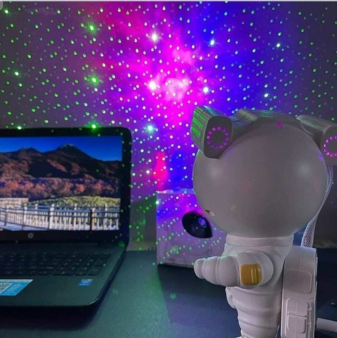 Lámpara Proyector Astronauta LED Estrellas de Galaxia Este dispositivo con forma de astronauta y base lunar, recrea un cielo nocturno