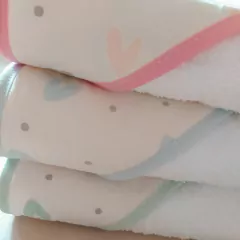 Toallón con capucha corazón en internet