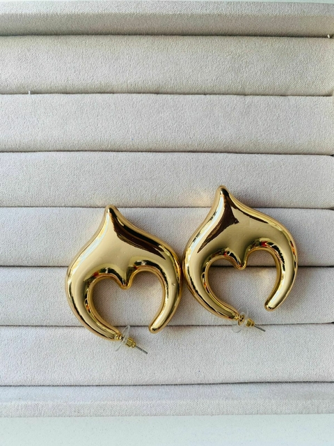 brinco designe coração - dourado