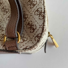 Mochila Guess Viola Crossbody Monograma - comprar online