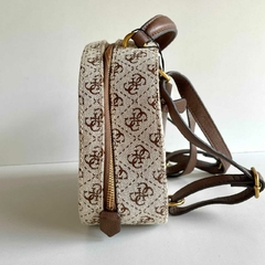 Mochila Guess Viola Crossbody Monograma - Vai Vem no Closet