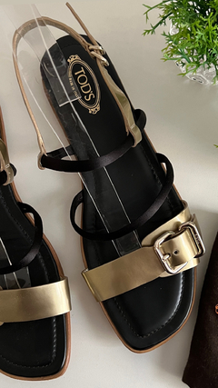 Rasteira Tod's Preta com Dourado - loja online