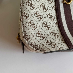 Mochila Guess Viola Crossbody Monograma - Vai Vem no Closet