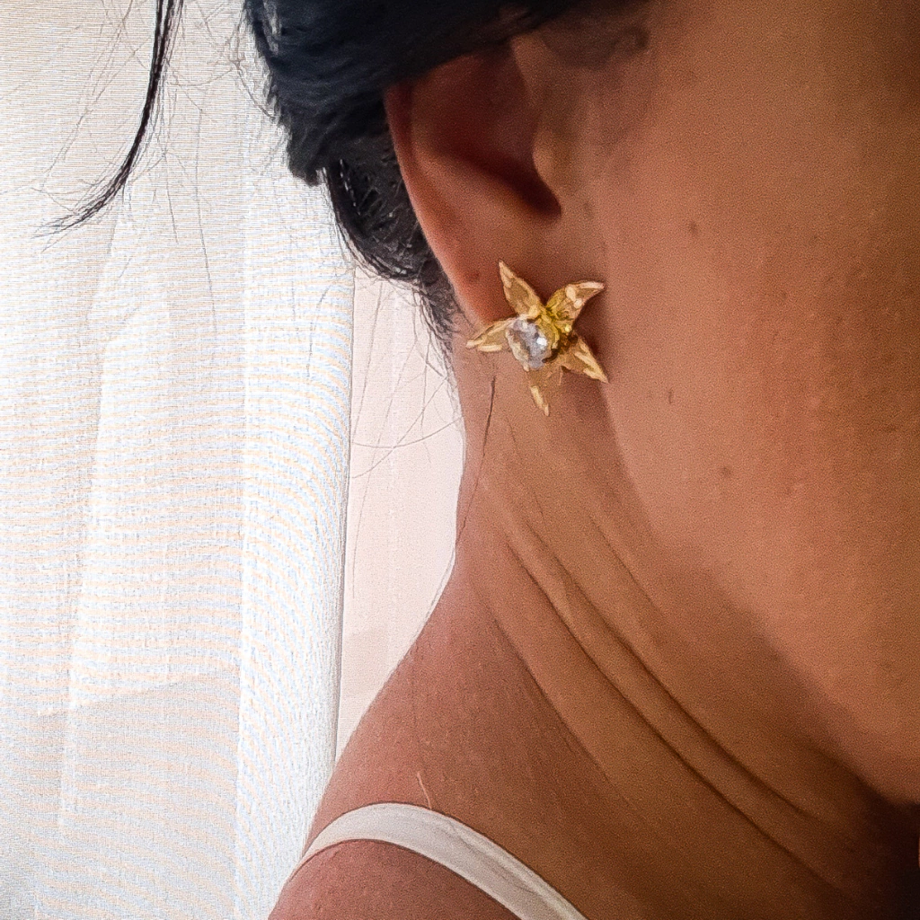 Brinco Fixo de Flor Zircônia Floriscência | Folheado e Hipoalergênico VOL