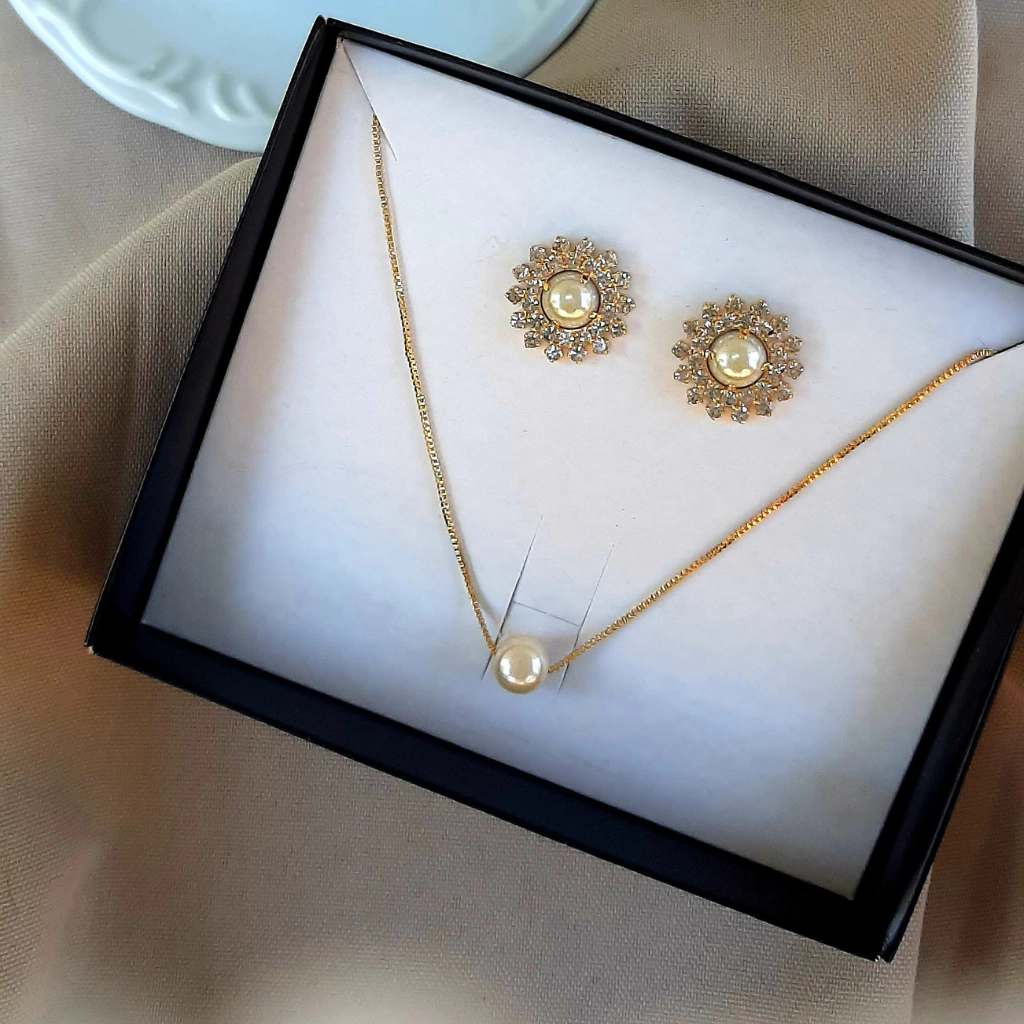 Conjunto de Perola Ilumina folheado a ouro e hipoalérgico