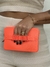 CLUTCH BORRACHA LARANJA NEON ALÇA DE MÃO SL - comprar online