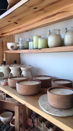 Vela de soja en cuenco de madera peque