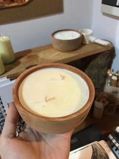 Vela de soja en cuenco de madera grande