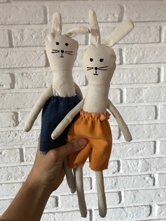 Conejito patas largas