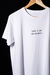Remera blanca "Surf is my religion" en internet