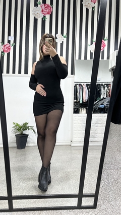 VESTIDO CON MANGA HOMBROS DESCUBIERTOS.