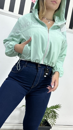CAMPERA ROMPE VIENTO VERDE WOMAN en internet