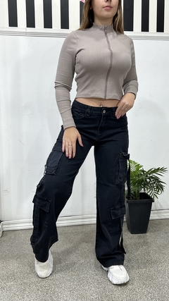 CAMISETITA CON CIERRE BEIGE OSCURITO - Enigma los aromos