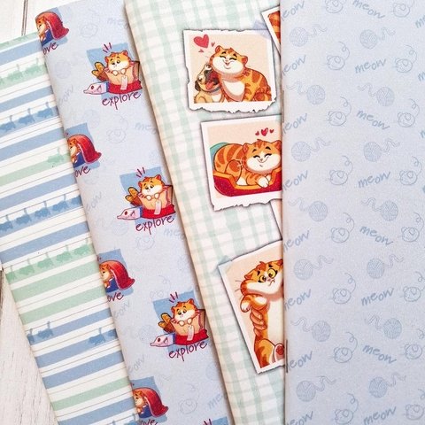 Caderno brochura Cat's Life A5, com estampas de gatinhos e elementos divertidos.