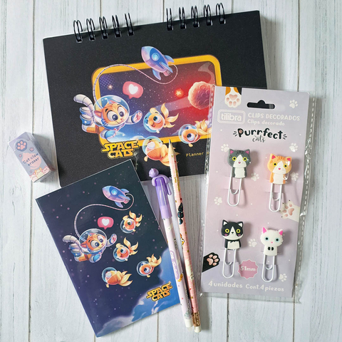 Kit Space Cats com planner, caderninho, caneta apagável, clips de gatos, lápis e borracha.