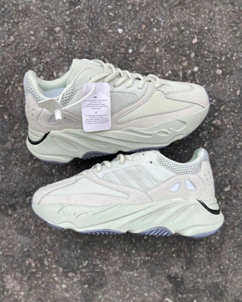 ADIDAS YEEZY BOOST 700