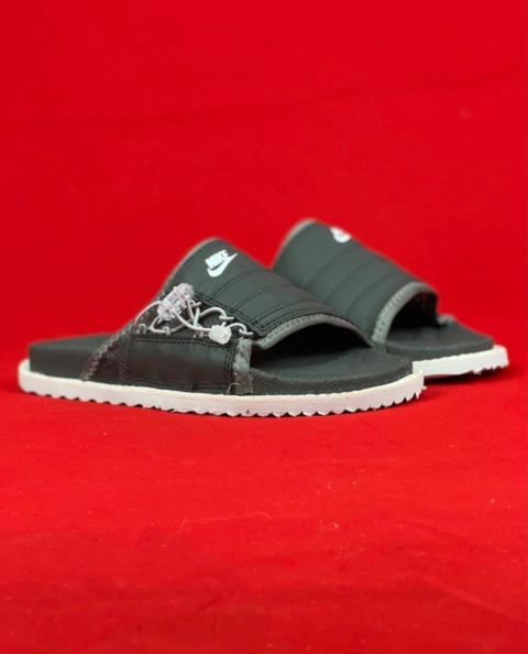 NIKE SLIDE PRETO E BRANCO