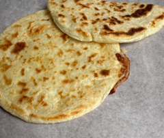 Arepas de yuca rellenas de queso de almendras en internet