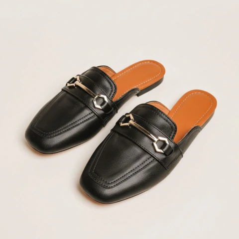 Mule Feminino Preto com Fivela Dourada | Conforto e Elegância