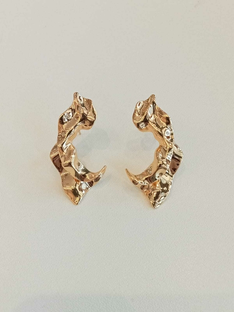Brinco Abstrato Martelado Ouro - Carmem & Co