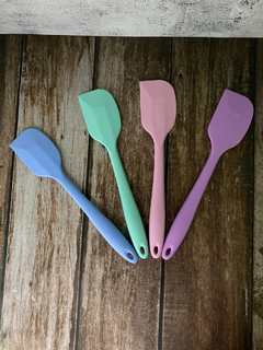 Espatula Pasteleria Repostería Silicona Mango Color - comprar online