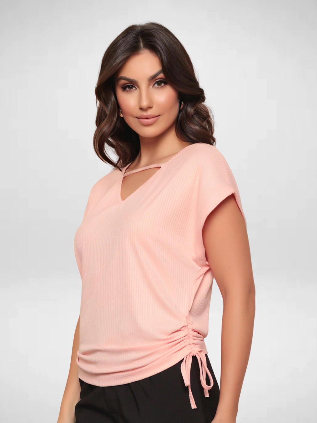 Blusa feminina com manga curta e com canaleta lateral