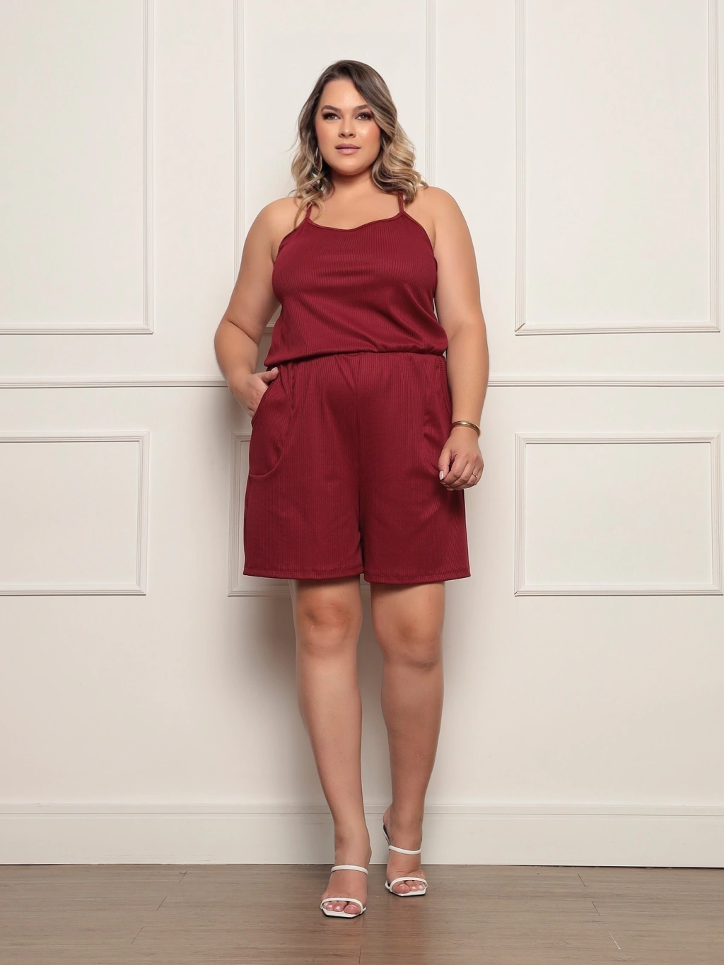 Macaquinho plus size feminino de malha canelada premium com bolso