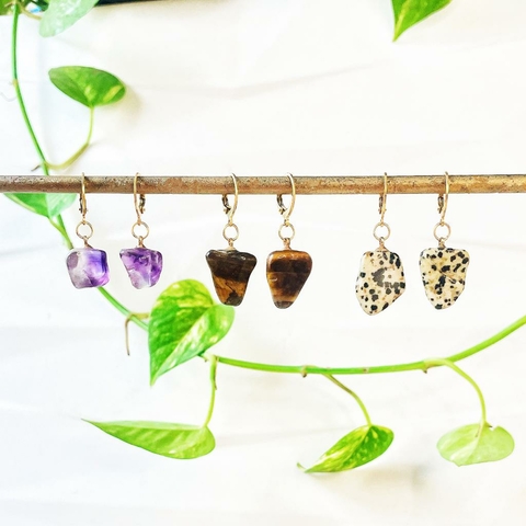 Brinco Argolinha Dourada com Pedras Naturais