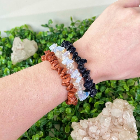 Pulseiras em cascalho com as pedras dos astros