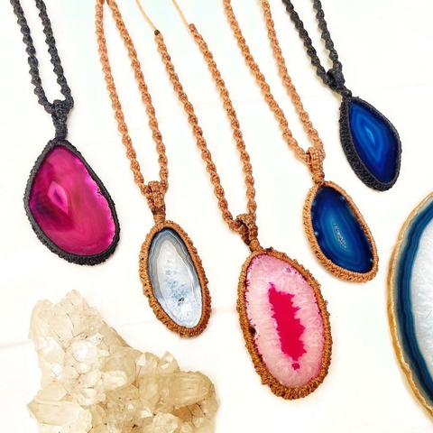 Colares em macramê com Ágatas