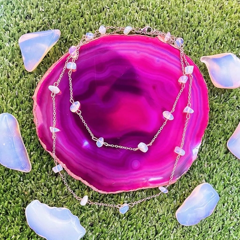 Colar em cascalhos com Opalina (Pedra da Lua Sintética)