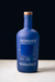 Botella azul mate de Gin Navegante de 750ml con tapa de corcho sobre fondo oscuro