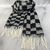 BUFANDA TEXTURA SARGA CON FLECOS NEGRA - comprar online