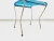 banqueta em ferro reforçado pintado de branco com assento em cordão de plástico azul