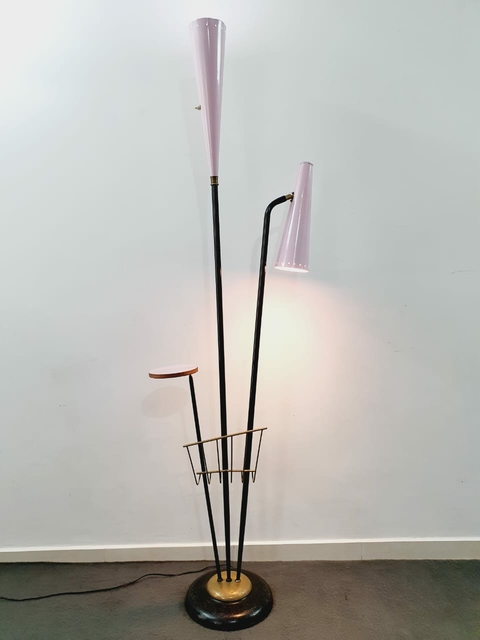 Luminaria de chão com revisteiro e mesa lateral