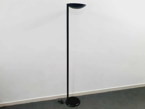 Luminária de chão em ferro pintada em preto fosco