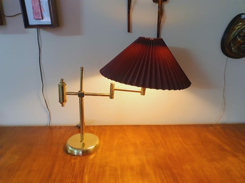 Abajur dos anos 60, com estrutura regulável.