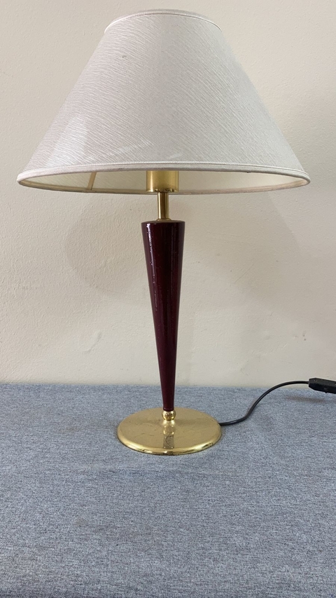 Abajur produzido em cerâmica e base em latão