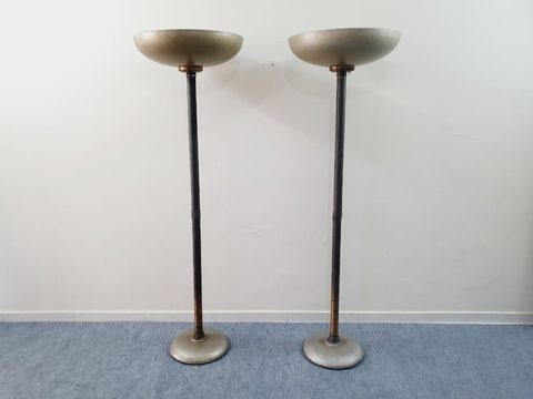 luminária de chão, produzida em latão.