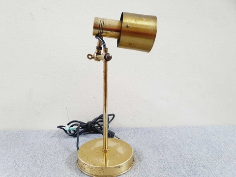 Luminária de mesa em latão