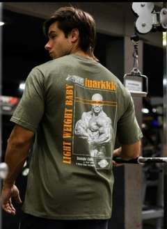 REMERA OVERSIZE FUARK (RONNIE COLEMAN-VERDE)
