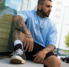 REMERA OVERSIZE FUARK (FUARKFUARKFUARK CELESTE)