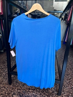REMERA PERFORMANCE UNISEX- CELESTE en internet