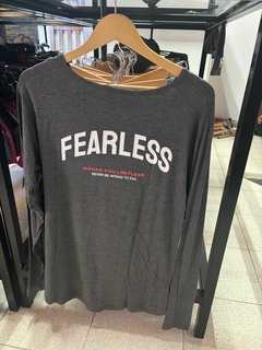REMERA MANGA LARGA FUARK (FEARLESS GRIS) - comprar online