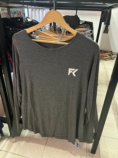 REMERA MANGA LARGA FUARK (FEARLESS GRIS) en internet