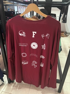 REMERA MANGA LARGA FUARK (FK ESTAMPILLAS-BORDO) - Adda Indumentaria