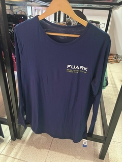 REMERA MANGA LARGA FUARK (FUARK NEVER- AZUL) en internet