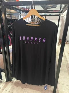 REMERA MANGA LARGA FUARK (FUARKCO-NEGRA Y VIOLETA) en internet