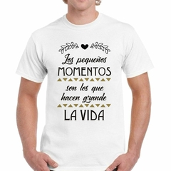 Remera Los Pequeños Momentos Hacen Grande